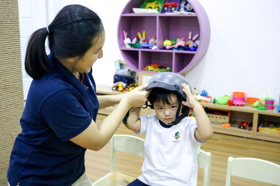 Bé học cách đội nón bảo hiểm