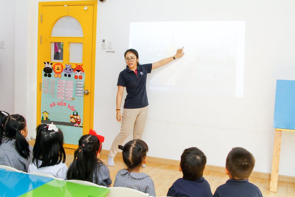 Cô mở cho các em xem clip có hình ảnh cây cầu dây để gợi trẻ liên tưởng đến hoạt động "Vận chuyển quả bóng" vừa diễn ra.