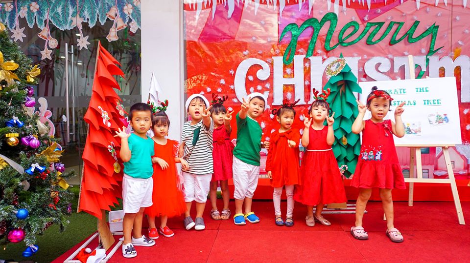 Con gái thường được mẹ cưng chiều và chăm chút tóc tai, áo quần hơn là con trai.