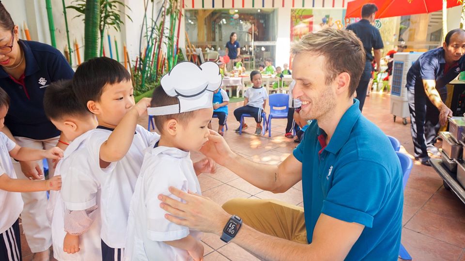 Trẻ khoác lên mình trang phục, hóa thân thành đầu bếp tài ba