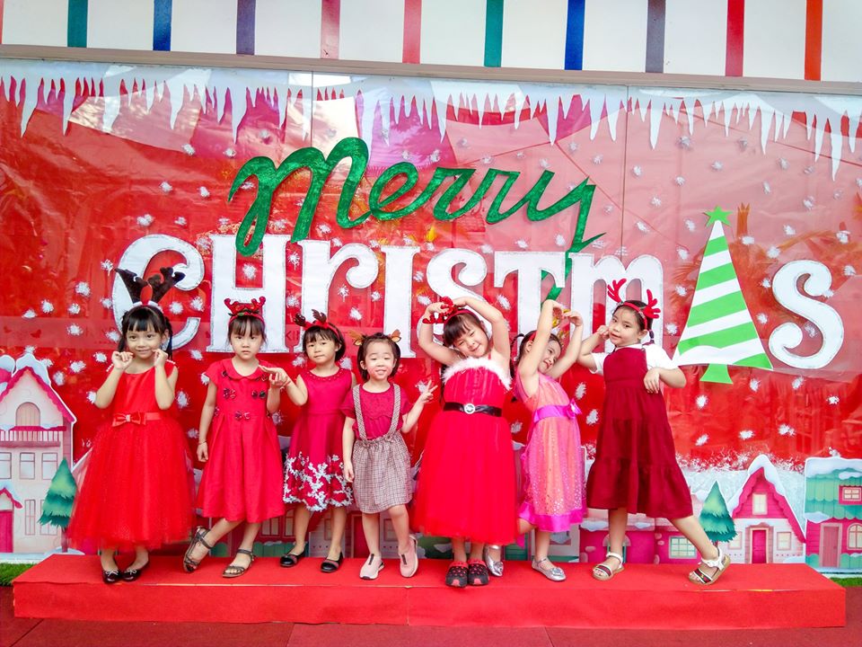 Những màu sắc tươi sáng như đỏ tươi, hồng cánh sen, vàng cam sẽ giúp bé thêm xinh xắn và đáng yêu hơn.