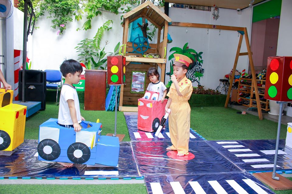 Bé làm cảnh sát điều tiết giao thông tại Kindy City