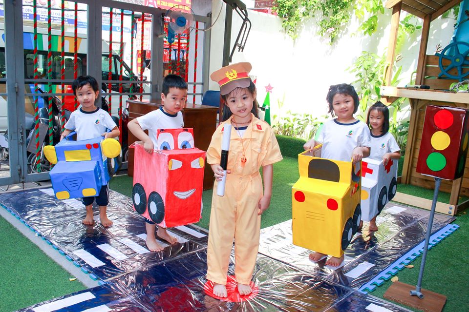 Bé làm cảnh sát điều tiết giao thông tại Kindy City