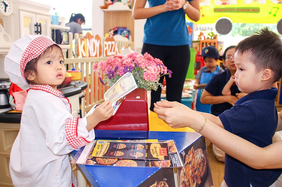 Quan trọng không kém nữa là vai nhân viên thu ngân