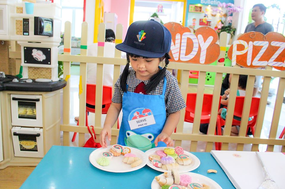 Xếp hàng ngay ngắn để nhận bánh