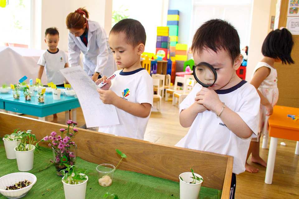 HỌC SINH KINDY CITY LÀM QUEN VỚI KHOA HỌC RA SAO?