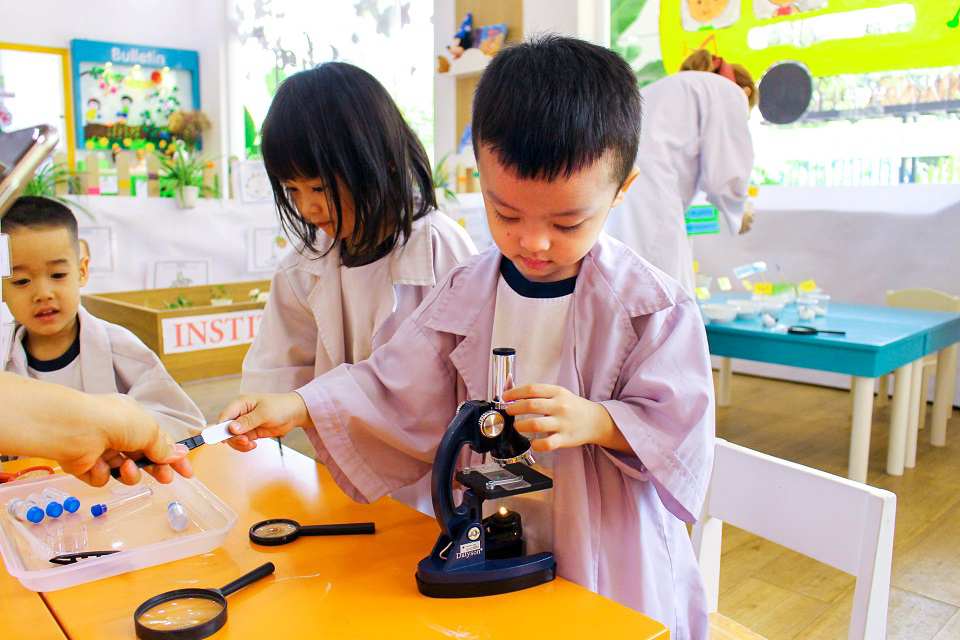 HỌC SINH KINDY CITY LÀM QUEN VỚI KHOA HỌC RA SAO?