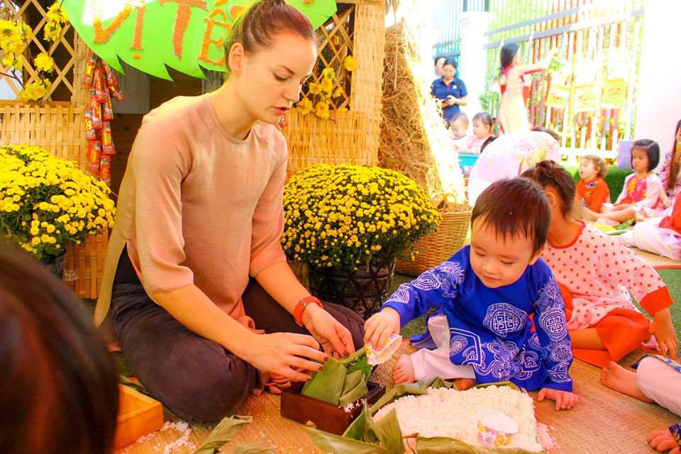 Bé cùng cô giáo tham gia các hoạt động ngày Tết