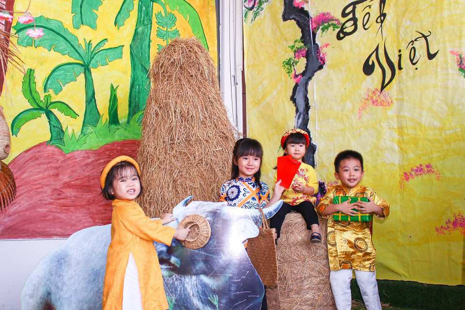 Các bé tham gia hoạt động ngày Tết tại Kindy City