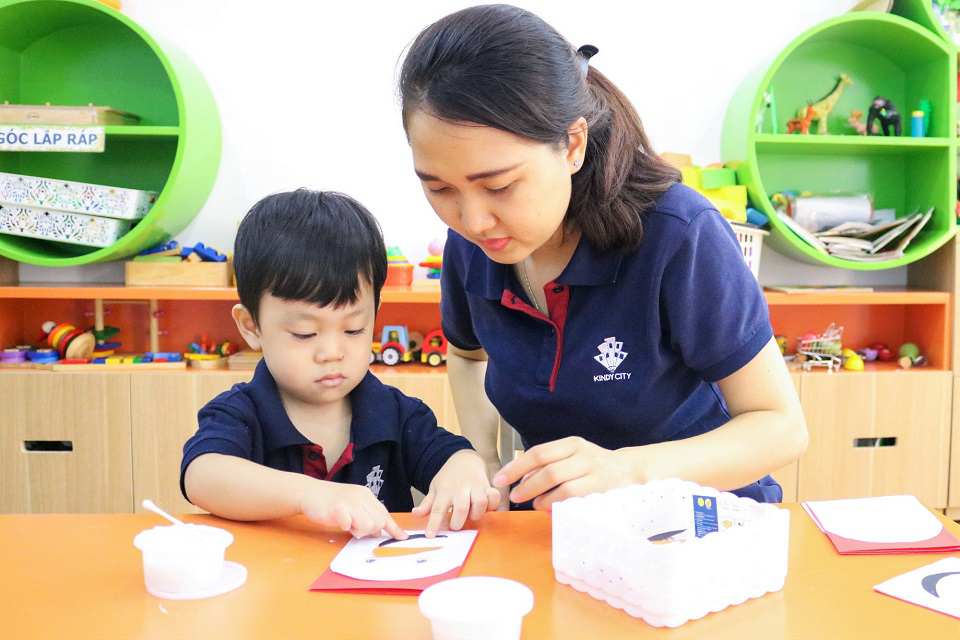 Bé học cách thể hiện tình cảm tại Kindy City