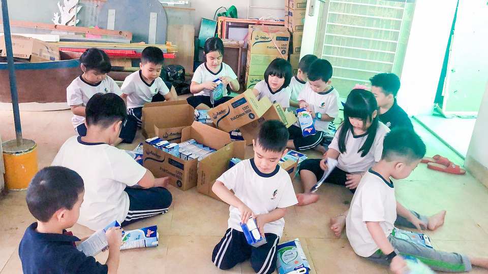 Học sinh trường Mầm non Quốc tế Kindy City tái chế và tái sử dụng