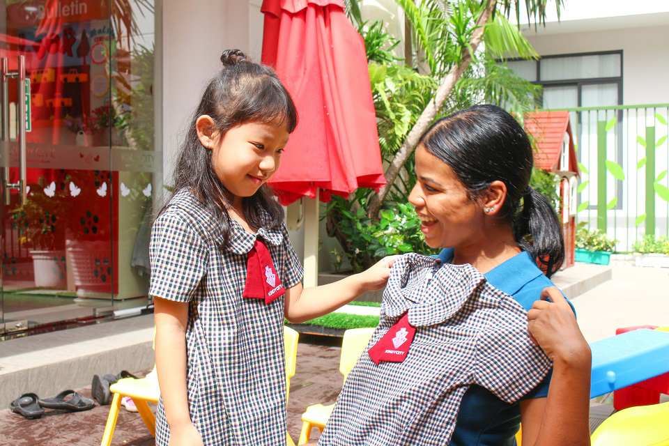 Bé khoe với cô về thành quả
