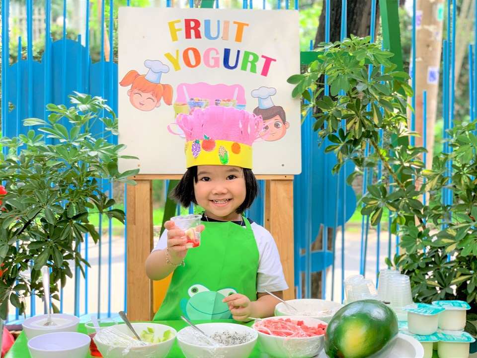 Bé tự làm món trái cây sữa chua