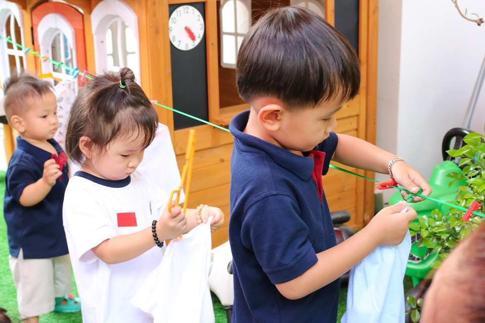 Rồi giúp bố mẹ phơi đồ
