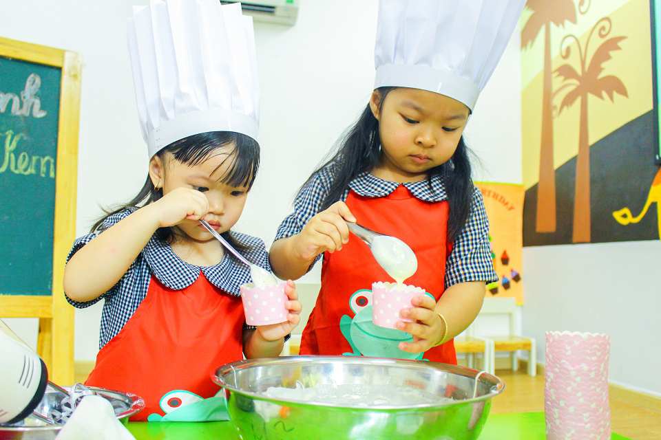 Bé tập làm bánh