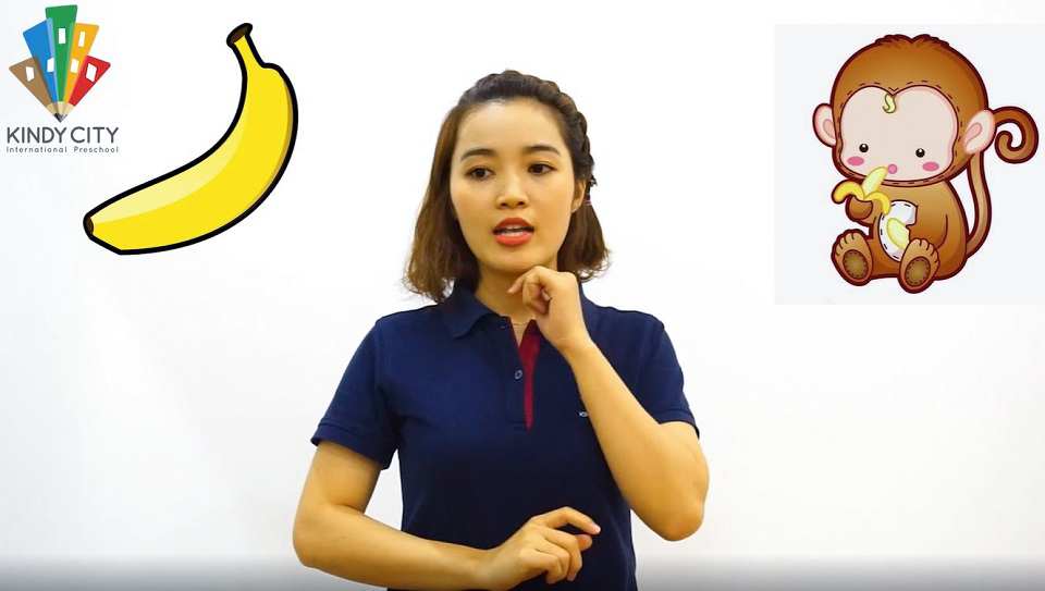Cô Trang kể các bé chuyện “Khỉ con ăn chuối”