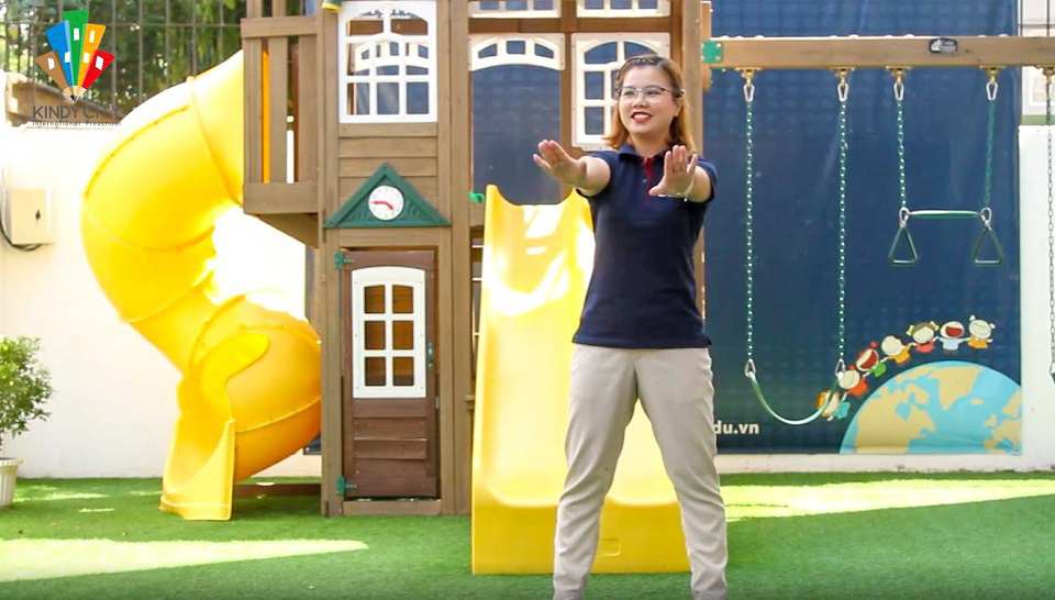 Cùng cô giáo tập thể dục buổi sáng nhé các bé ơi!