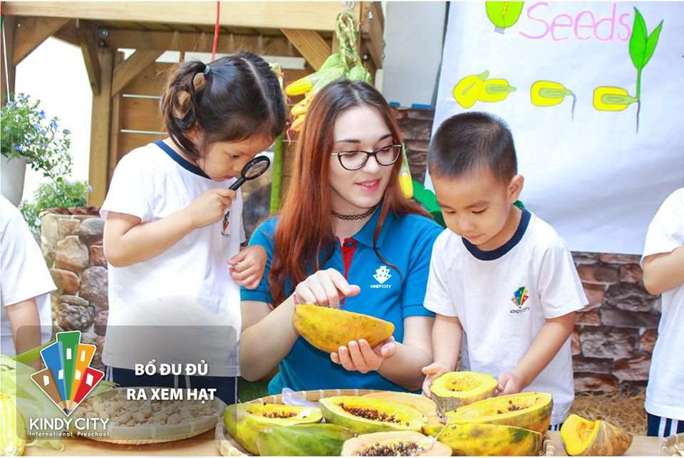 Trẻ tìm hiểu quả đu đủ