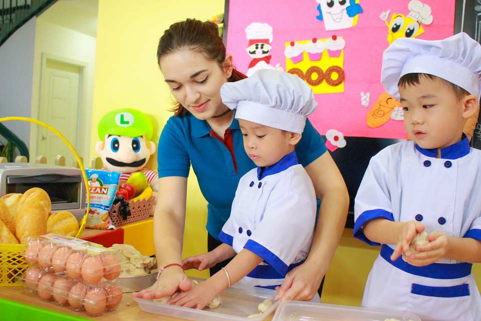 Trẻ tập cách sắp xếp ngăn nắp, gọn gang qua từng hoạt động học tậpTrẻ tập cách sắp xếp ngăn nắp, gọn gang qua từng hoạt động học tập