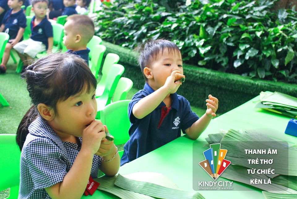Trẻ vui với chiếc kèn lá