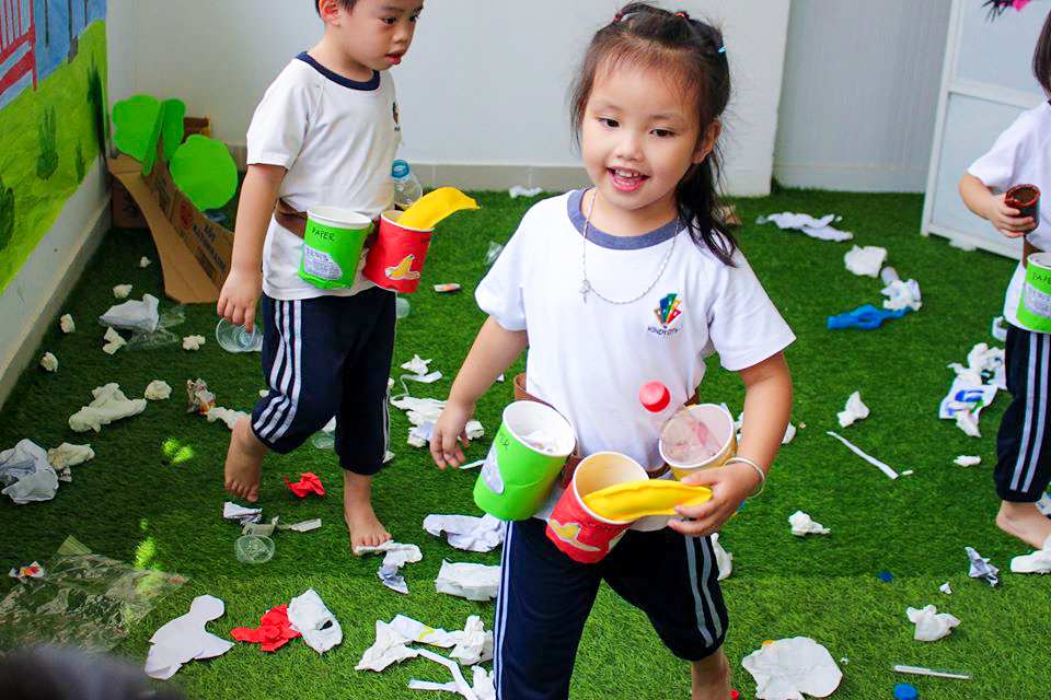 Bé nhớ những buổi học qua chơi cùng các bạn