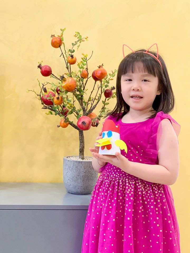 Bé Pony khoe thành phẩm là con gà thủ công Bé Pony khoe thành phẩm là con gà thủ công