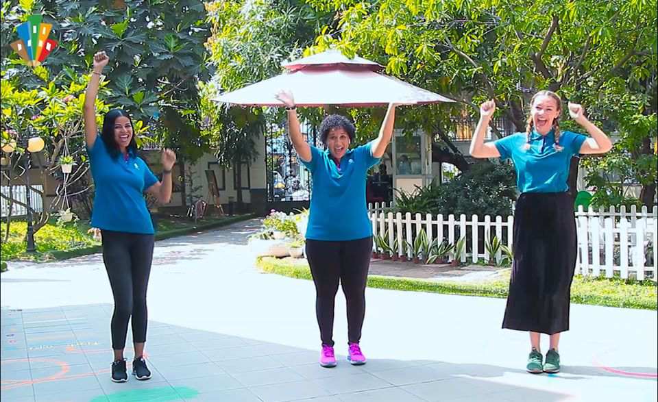 Các cô Wiedaad, Lee và Laura trong clip hướng dẫn trẻ cùng thực hiện hoạt động