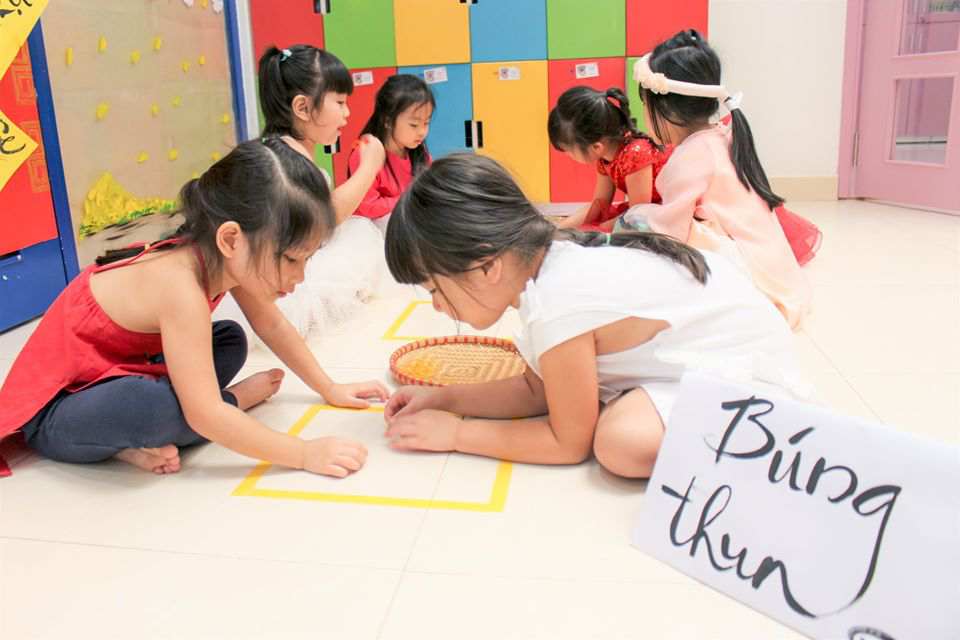 Trẻ chơi trò chơi “Búng thun”
