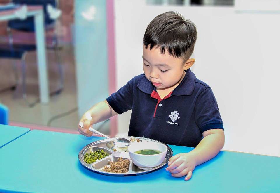 Bé tự xúc ăn