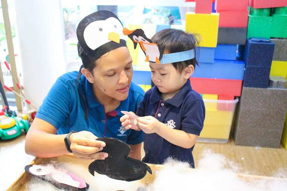 Bé sắm vai chú chim cánh cụt