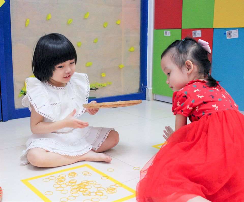 Trẻ chơi trò chơi “Búng thun”