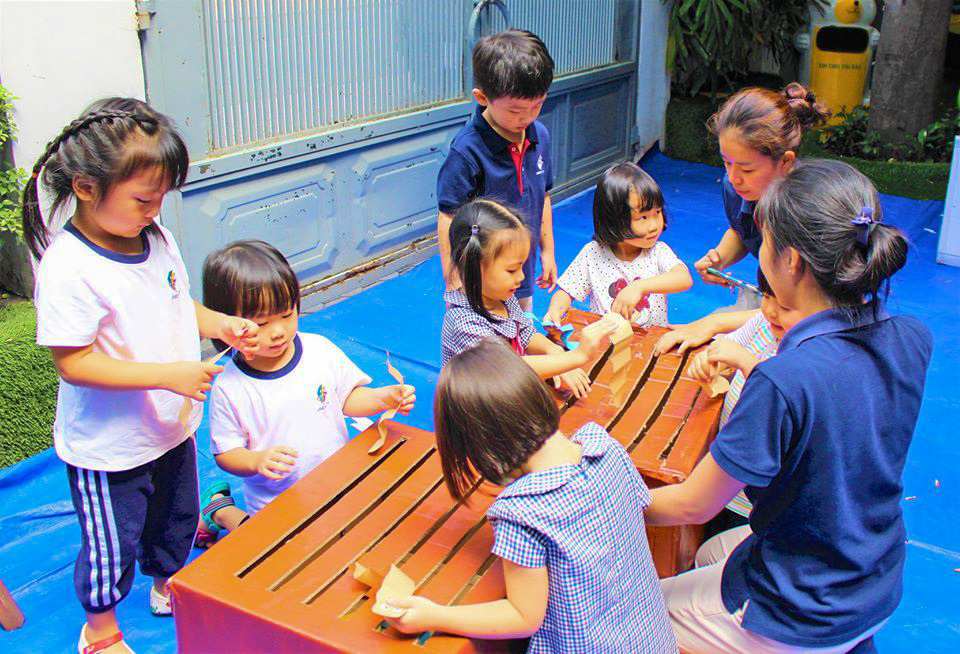 Các em cùng cô trang trí cho thùng giấy