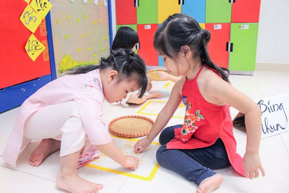 Trẻ chơi trò chơi “Búng thun”
