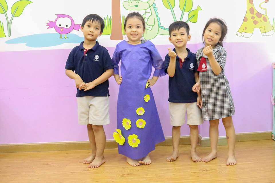 Các em bên chiếc áo dài xinh đẹp