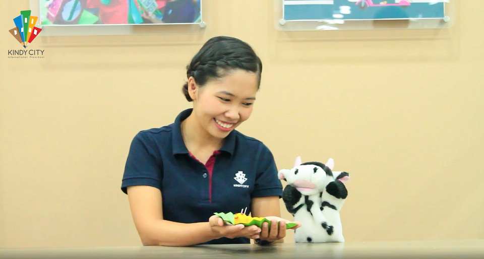 Cô giới thiệu về “Vòng đời của sâu bướm”