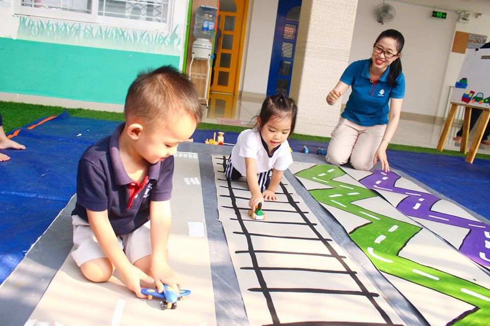Thầy cô luôn vui vẻ ủng hộ và khuyến khích trẻ tìm tòi khám phá