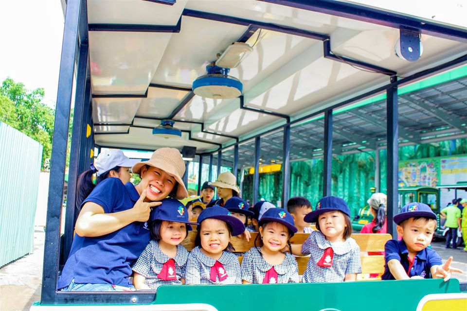 Trẻ yêu thương cô thầy