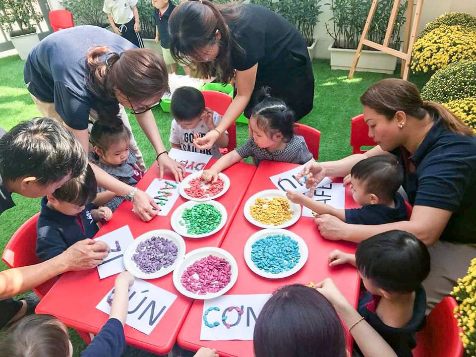 Bé xếp hạt theo từng đường nét chữ cái