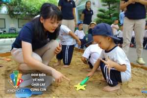 ĐEM BIỂN VỀ NHÀ: CHƠI CÁT CÙNG CON