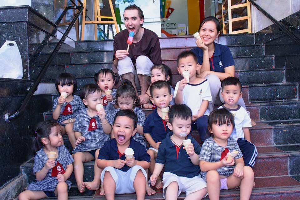 Khoảnh khắc đáng nhớ của trẻ khi ngồi ăn kem cùng bạn truong-mam-non-quoc-te-cung-ba-me-lam-que-kem-thanh-mat-tai-nha