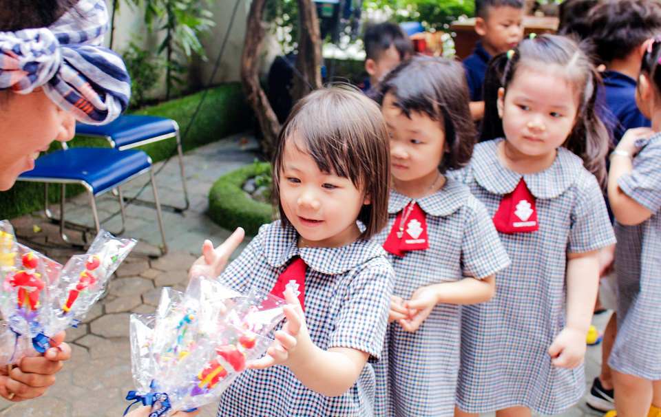 truong-mam-non-quoc-te-giup-tre-co-thoi-quen-trao-nhan-bang-hai-tay