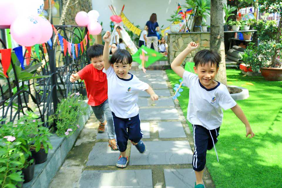 truong-mam-non-quoc-te-lam-canh-dieu-tuoi-tho-voi-co-giao-kindy-city