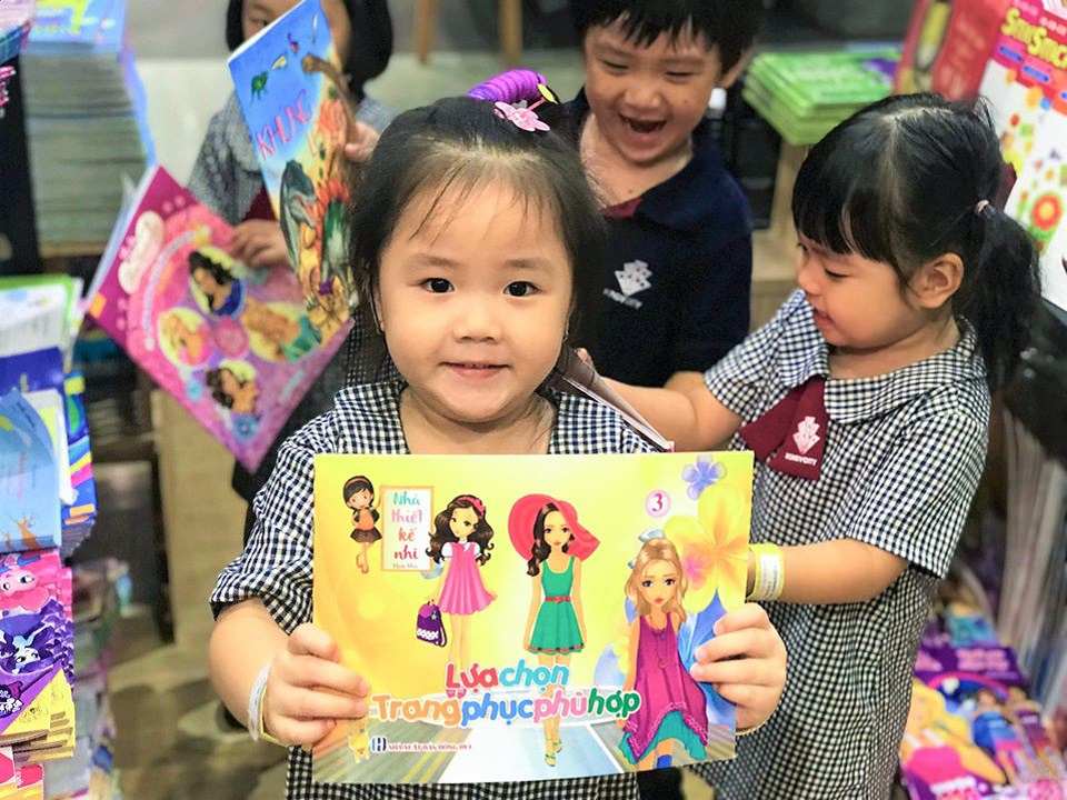 Giúp trẻ thêm yêu thích việc đọc sách truong-mam-non-quoc-te-cung-tre-nuoi-duong-thoi-quen-doc-sach