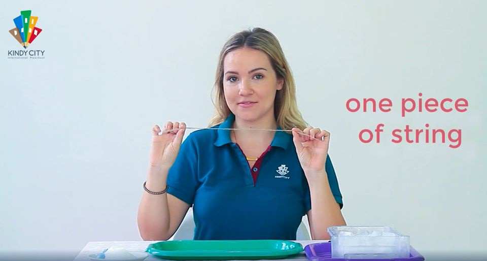 Cô giới thiệu đến các em sợi dây nhỏ dùng để câu đá