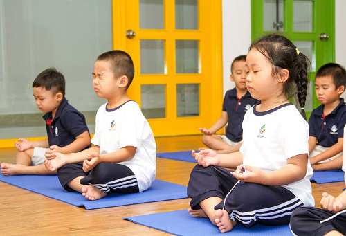 truong-mam-non-quoc-te-yoga-giup-be-tro-nen-tram-tinh-va-diem-dam