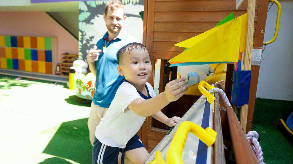 Bé hào hứng tham gia trò chơi tại Kindy City, cơ sở Cộng Hòa truong-mam-non-quoc-te-be-nho-tro-choi-ngoai-troi-lam-roi-phai-khong