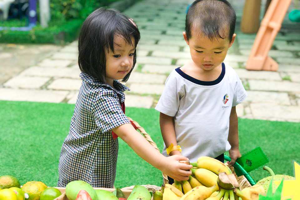 Bé tự chọn loại trái cây yêu thích truong-mam-non-quoc-te-cung-ba-me-lam-que-kem-thanh-mat-tai-nha