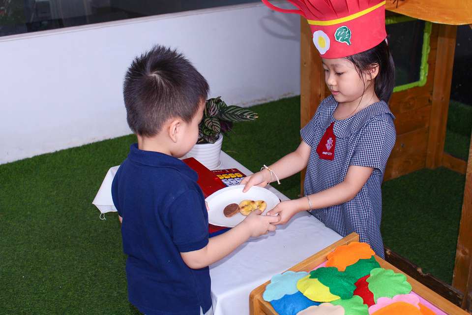 truong-mam-non-quoc-te-giup-tre-co-thoi-quen-trao-nhan-bang-hai-tay