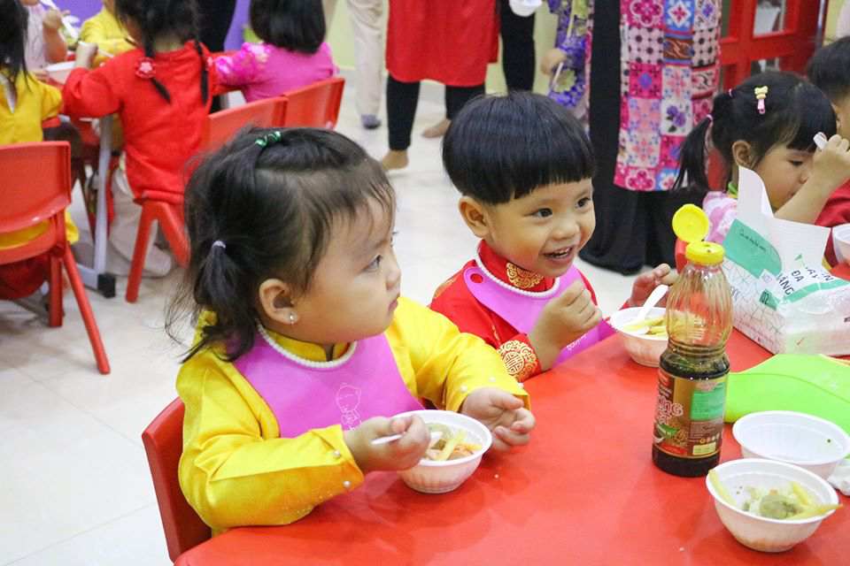 truong-mam-non-quoc-te-the-hien-su-tu-chu-tu-bua-tiec-buffet