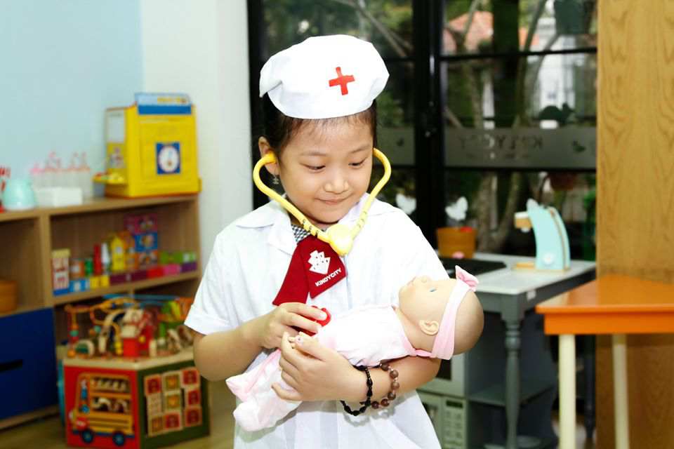 Bé sắm vai bác sĩ